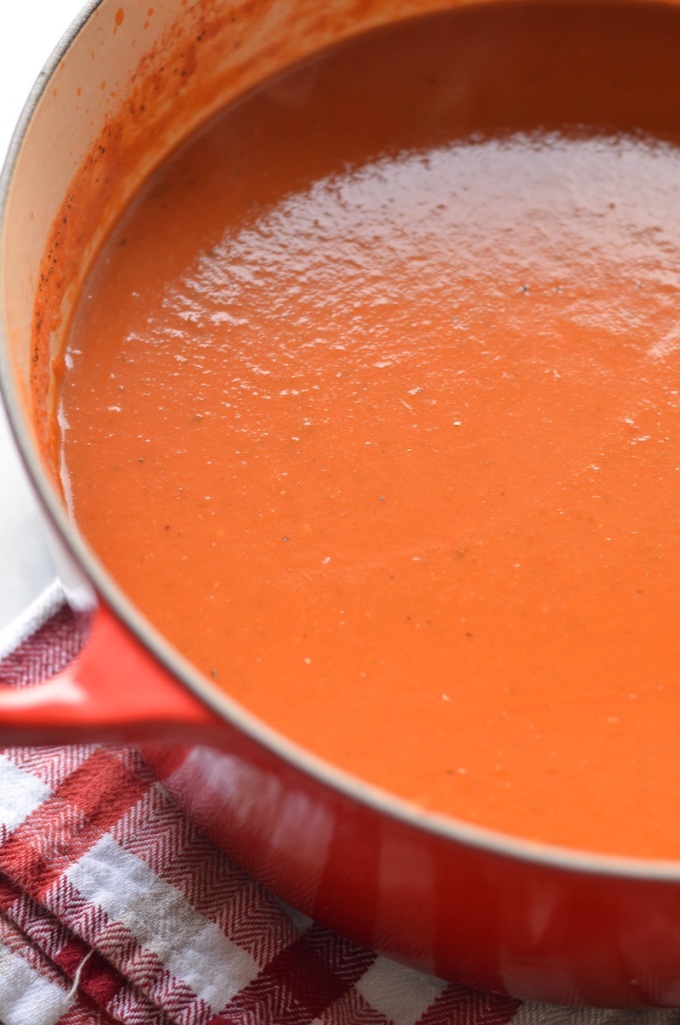 Herbed Tomato Soup with Cornbread Croutons | coffeeandquinoa.com