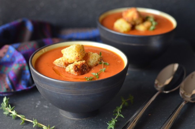 Herbed Tomato Soup with Cornbread Croutons | coffeeandquinoa.com