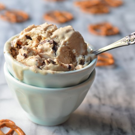 Chocolate Pretzel Peanut Butter Ice Cream (Vegan) |coffeeandquinoa.com